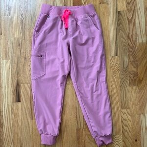 Figs Zamora Joggers
Color: Chalk Pink 💕
Size: small/petite